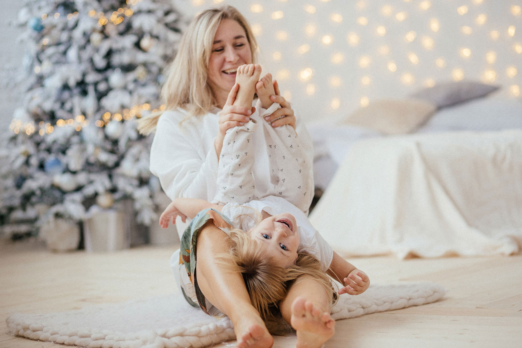 Calor de hogar Dishogar Madre e hija jugando en Navidad